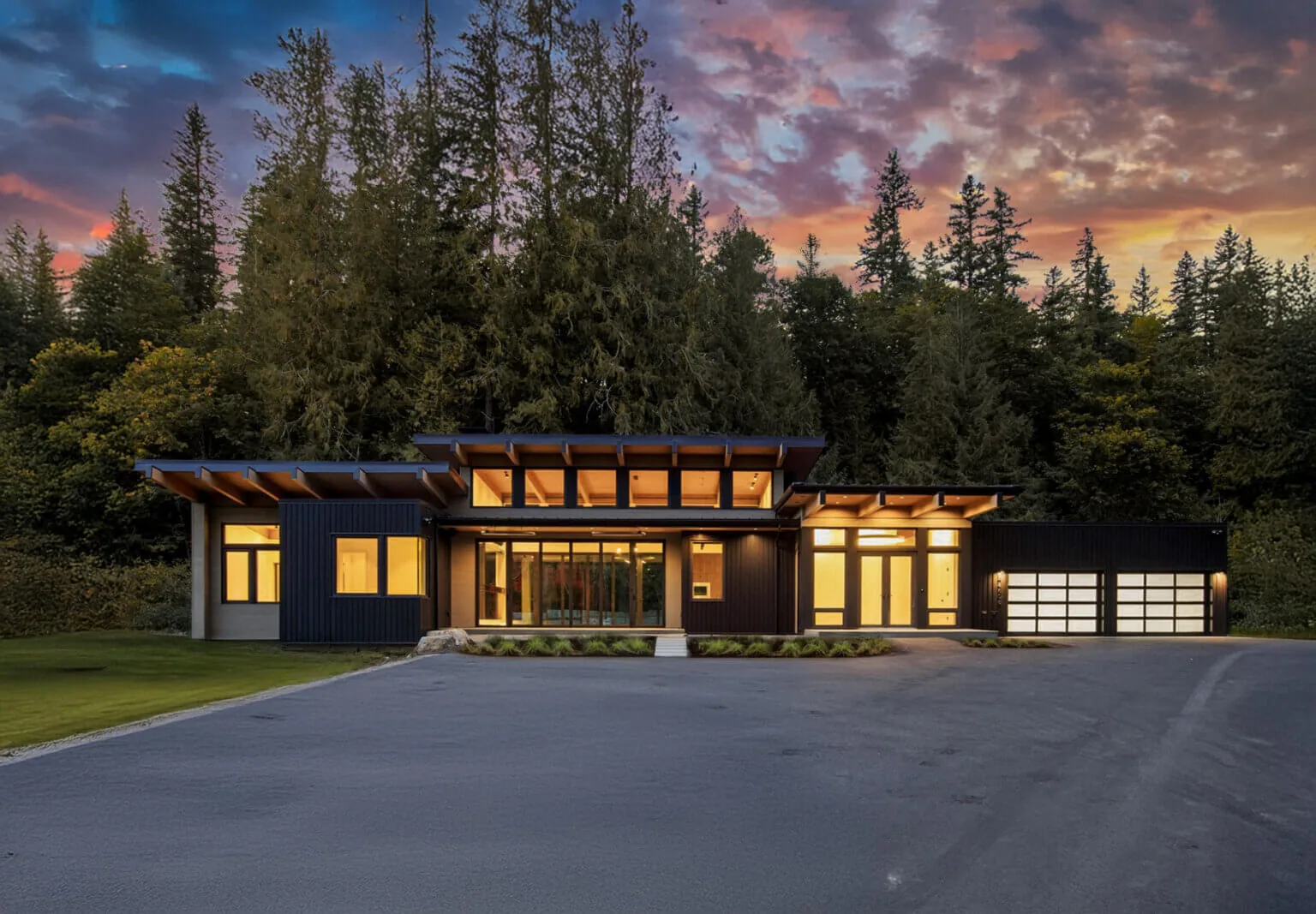 The Echo Ridge House features a modern flat roof design with exposed beams and extensive glazing on the front facade.