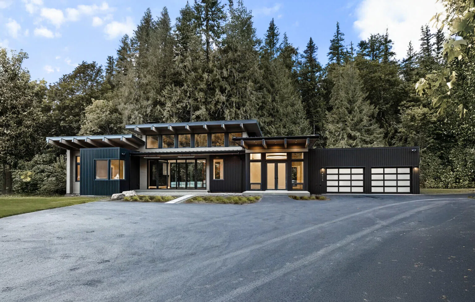 Front exterior of Echo Ridge House featuring flat roof with exposed beams and large windows.