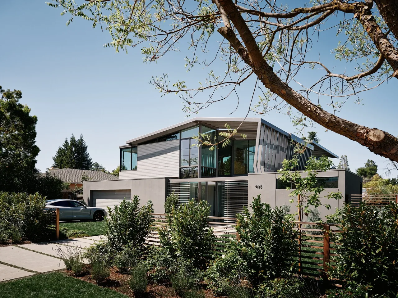 WAVELET by Fougeron Architecture features a modern design with floor-to-ceiling glazing and horizontal slat elements in San Francisco.