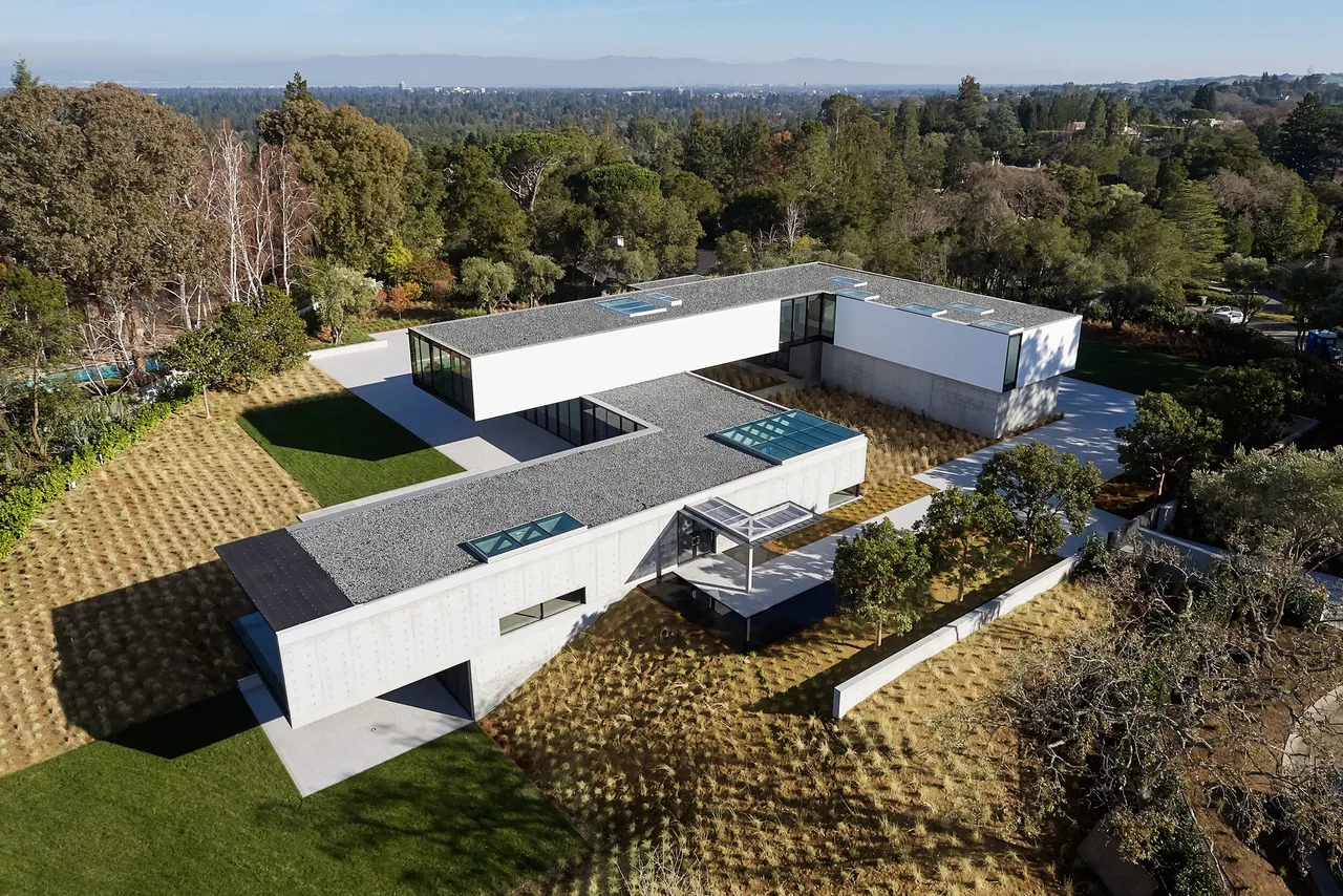 OZ Residence features cantilevered sections, flat roofs, and extensive skylights, designed by Stanly Saitowitz | Natoma Architects.
