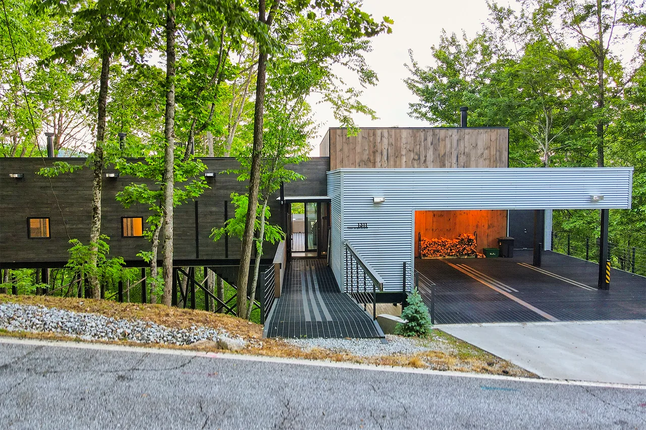 CASA 34º58' N, 83º20' W shows a modern elevated house with wood and corrugated metal siding in a wooded site.