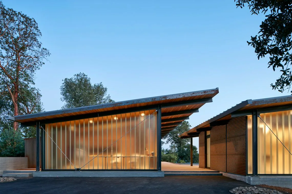The Split Rock Springs Ranch features sloping roofs with overhanging eaves and translucent glass panels for privacy.