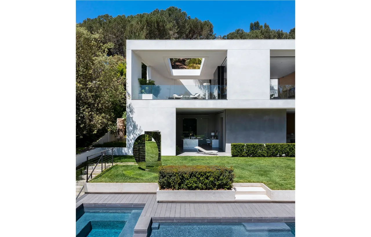 aMahouse by XTEN Architecture features a modern white stucco exterior with glass balcony and pool area in Los Angeles.