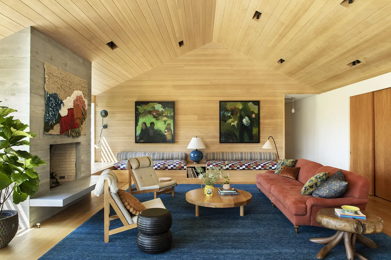 The Bend House living room features a vaulted wood ceiling and a concrete fireplace by Bestor Architecture in Los Angeles.