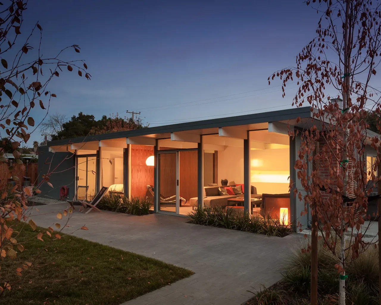 The Appleberry Drive Residence features a modern exterior with large glass walls and a shed roof by Building Lab.
