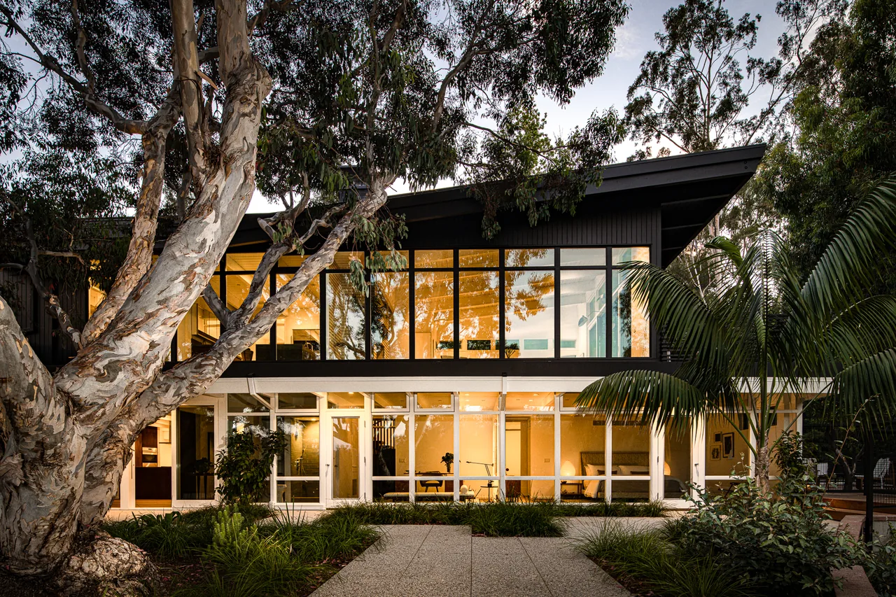 Veneklasen House exterior showcases floor-to-ceiling glazing and a prominent sloped roof design.