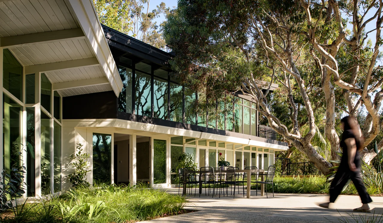 Veneklasen House features a two-story modern design with extensive glazing and landscaped outdoor living space.