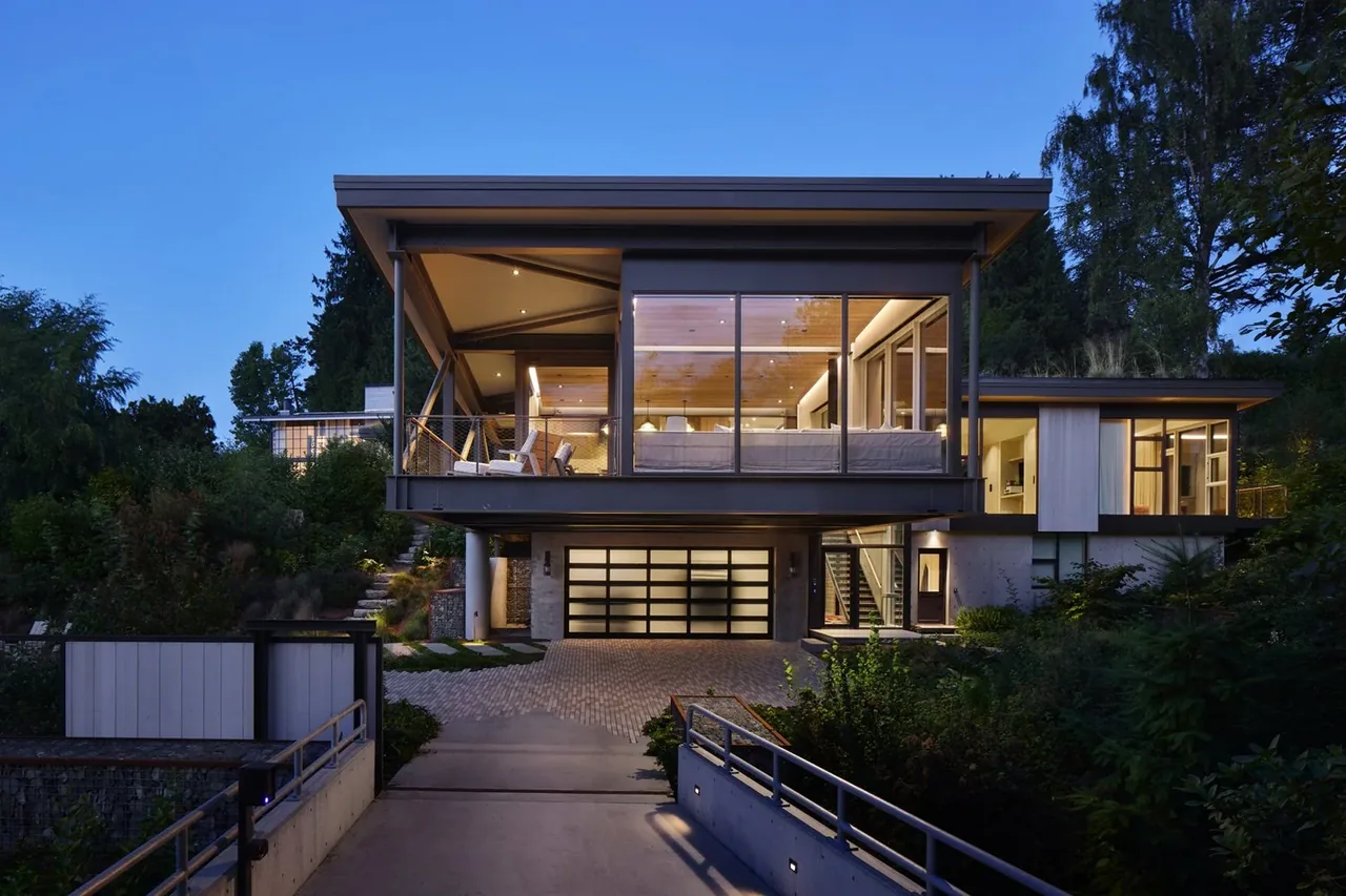 Creek House exterior by DeForest Architects features a cantilevered second story with floor-to-ceiling glazing and modern detailing.
