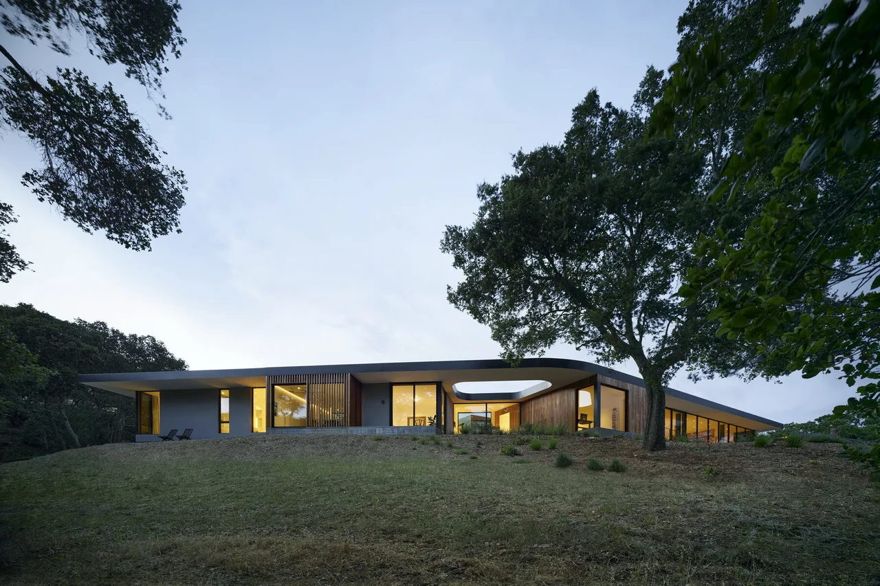 Westridge house by Ehrlich Architects features flat roof, extensive glazing, and an open courtyard in Los Angeles.