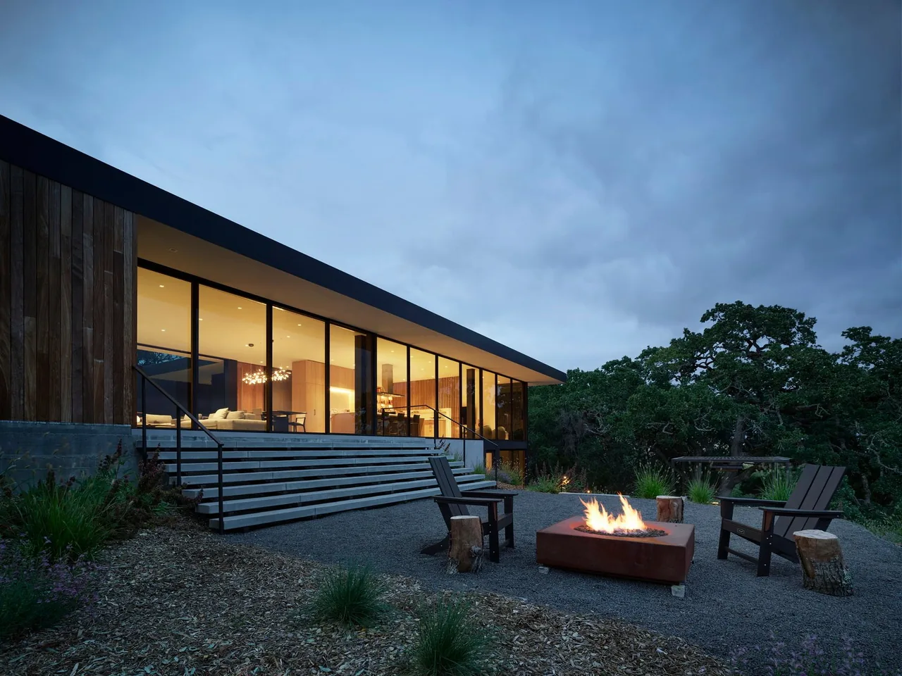 Westridge project by Ehrlich Architects features floor-to-ceiling glazing and an outdoor fire pit seating area.