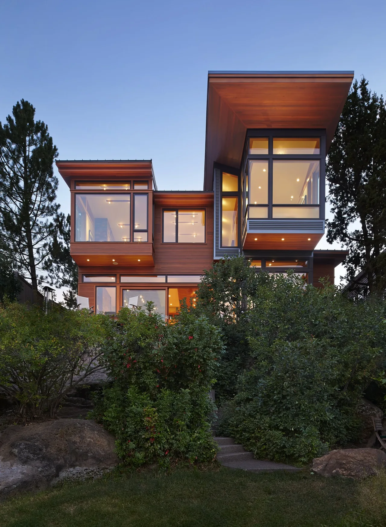 Deschutes project features a modern wood-paneled exterior with expansive glazing by FINNE Architects.