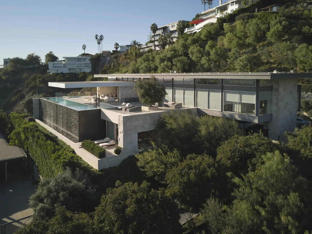 HOLLYWOOD RESIDENCE features a cantilevered modern design with floor-to-ceiling glazing and an infinity pool above a hillside.