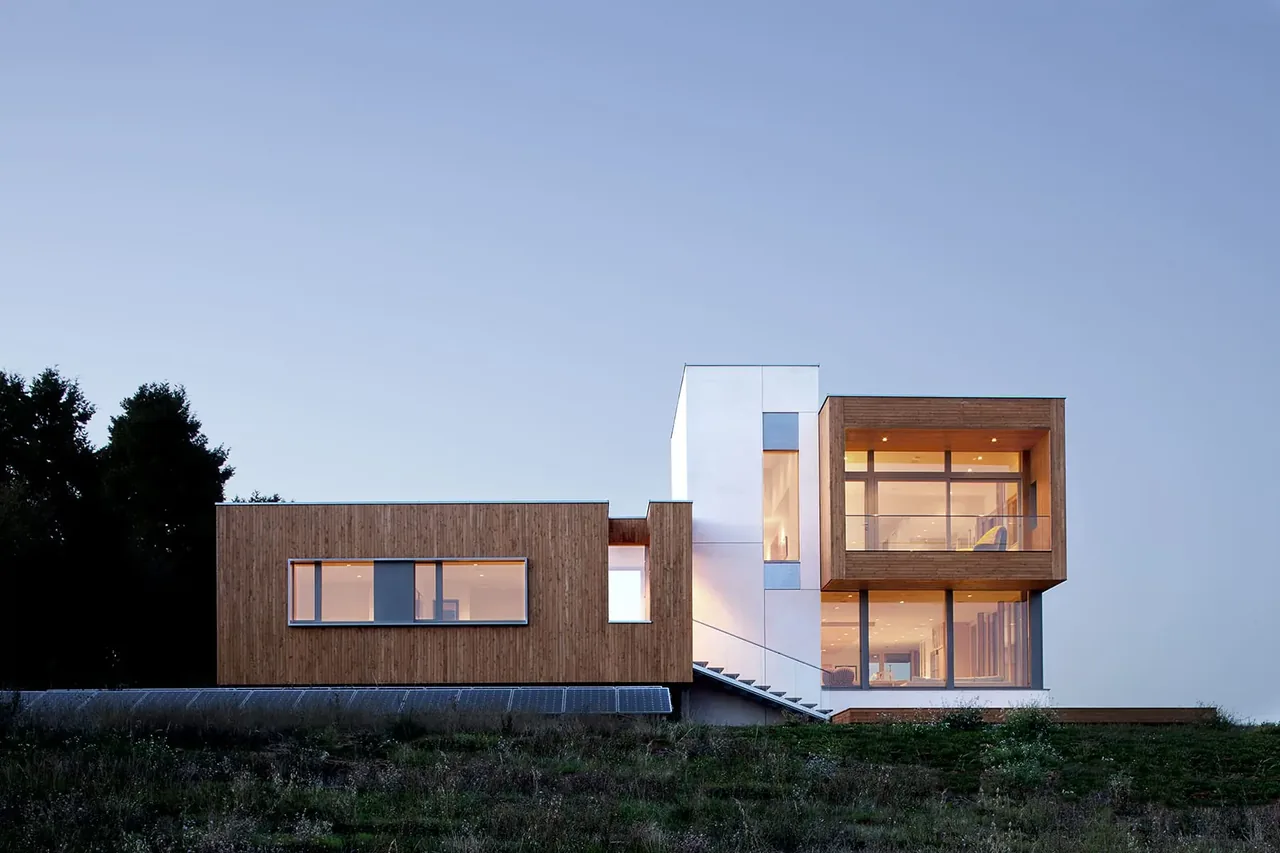 The Karuna House in Portland shows a modern design with clear cubic volumes and mixed wood and white exterior.