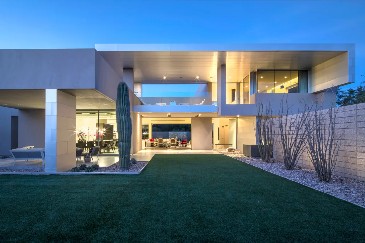 Birds Nest Residence by Kendle Design Collaborative shows a modern exterior with open indoor-outdoor flow in Phoenix.