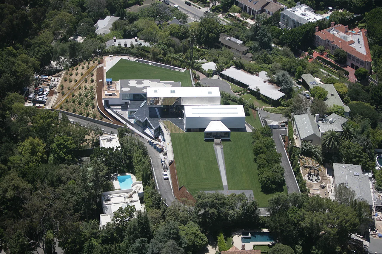 Aerial photo of the Benedict Canyon project showing its minimalist large lawns and flat-roofed building volumes.