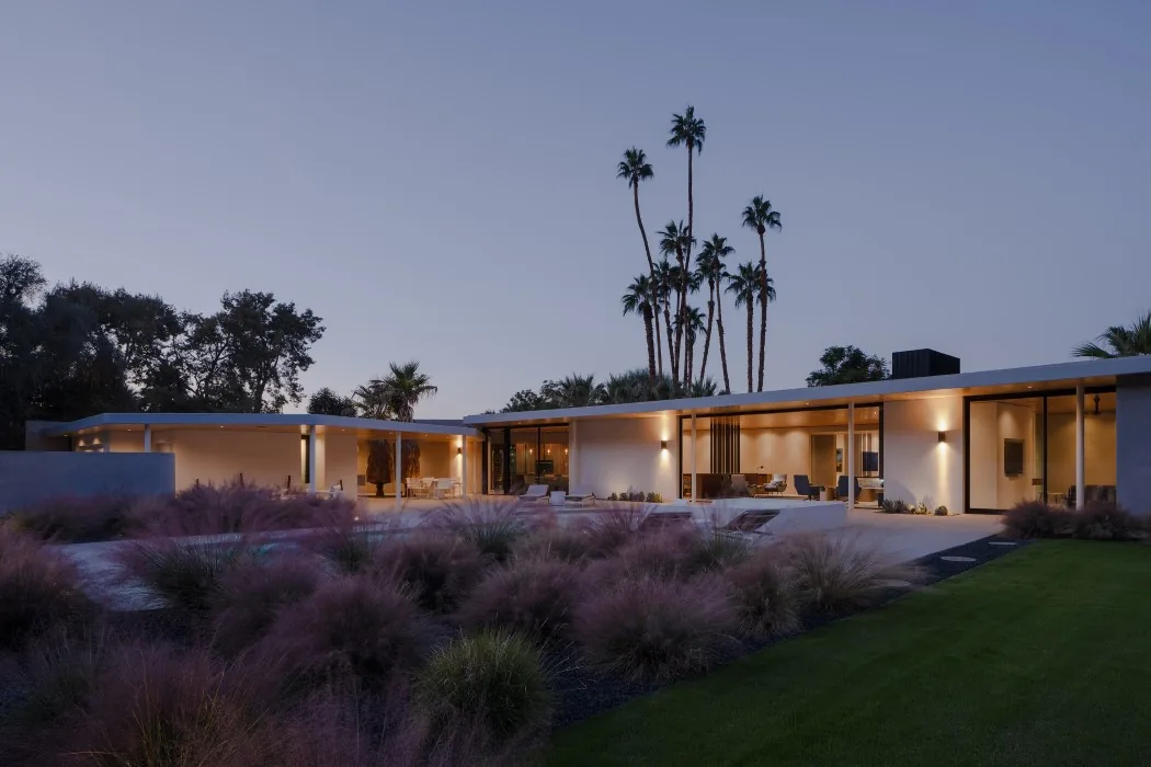 The Eldorado Tres project features a modern one-story home with expansive glazing and blending indoor and outdoor living spaces.