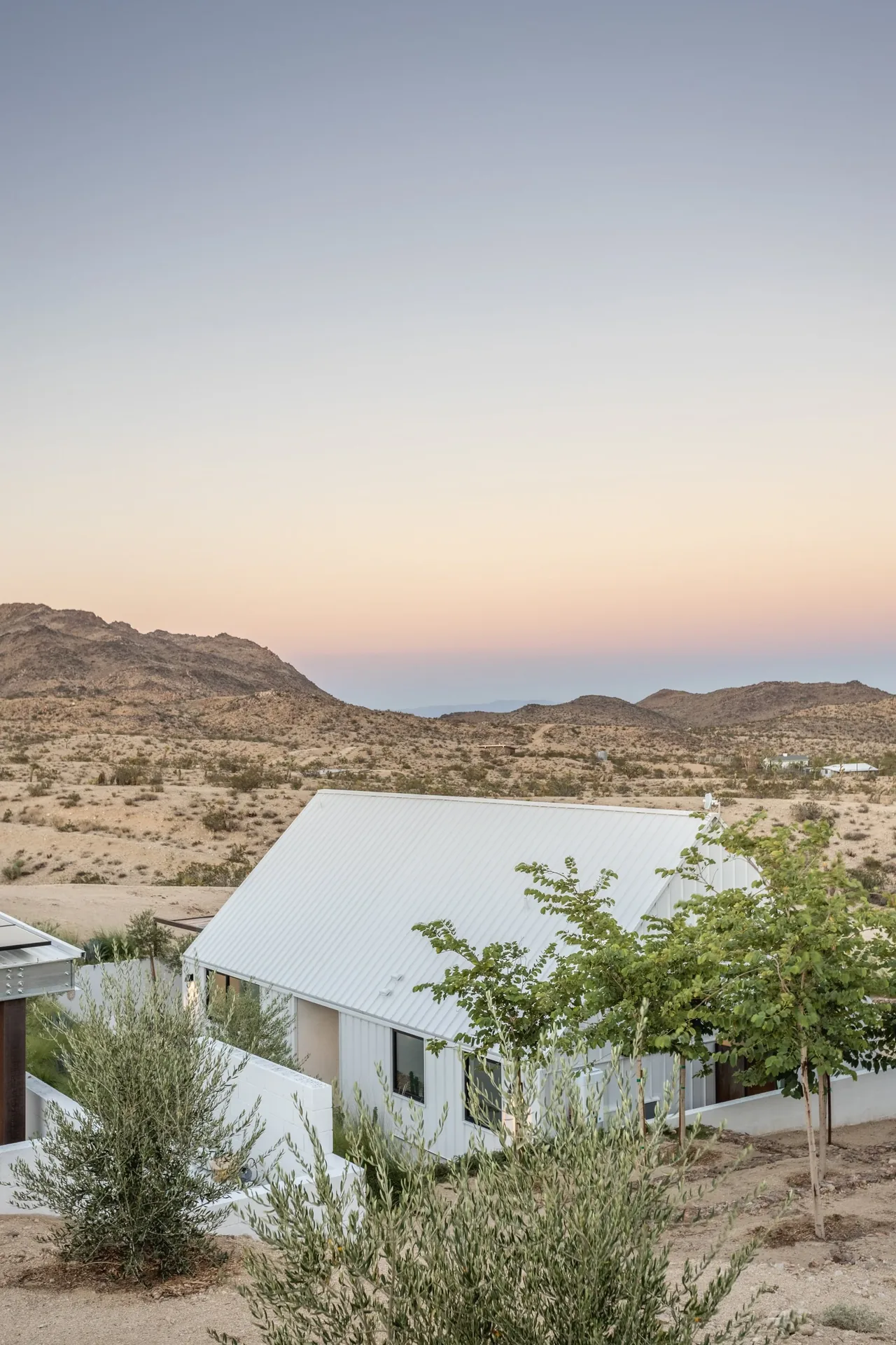 The Alta guesthouse by Oller & Pejic features a gable roof in a desert setting near Los Angeles.