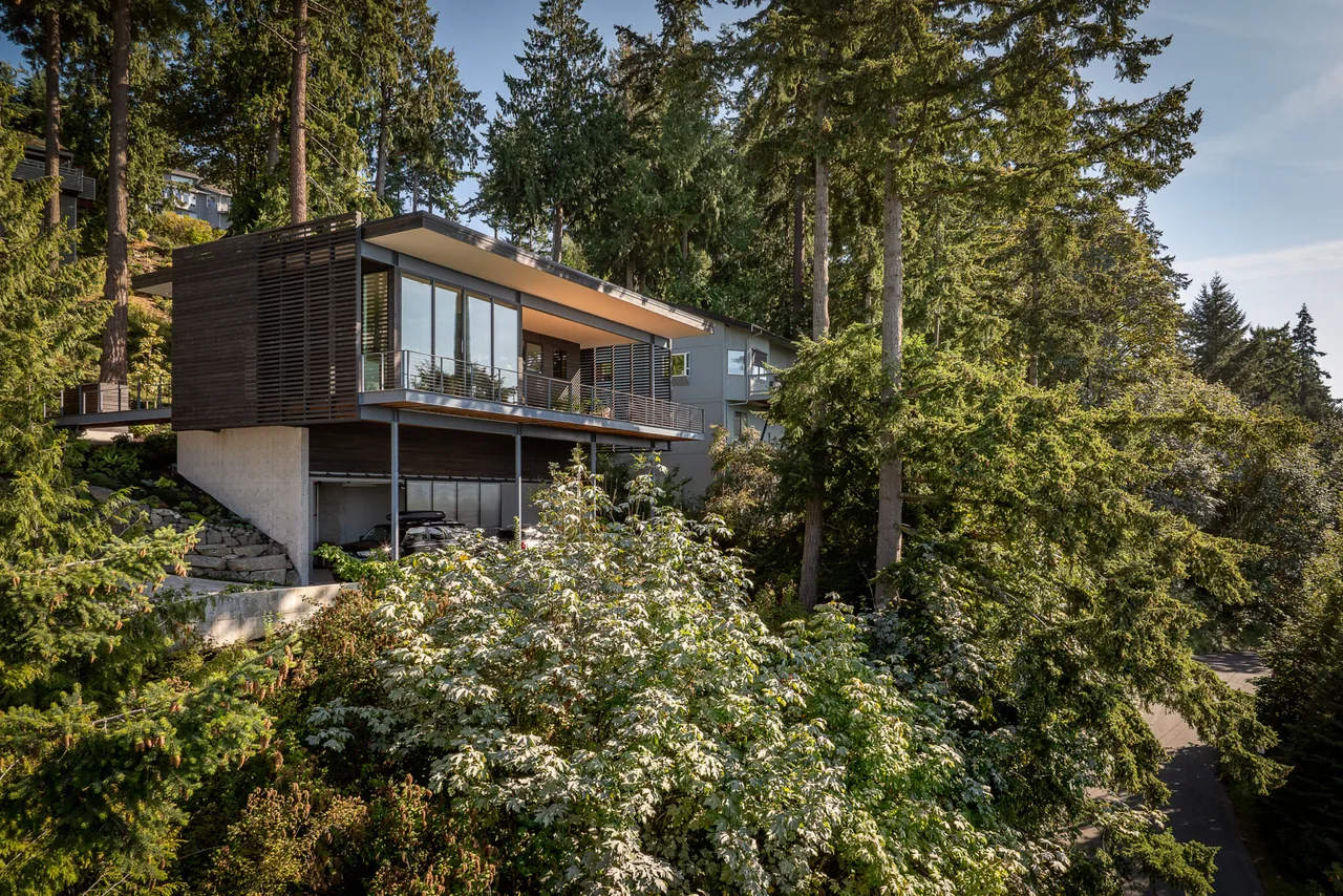 Nest residence by Replinger Hossner Architects features a modern design with floor-to-ceiling glazing and a slatted wood screen.