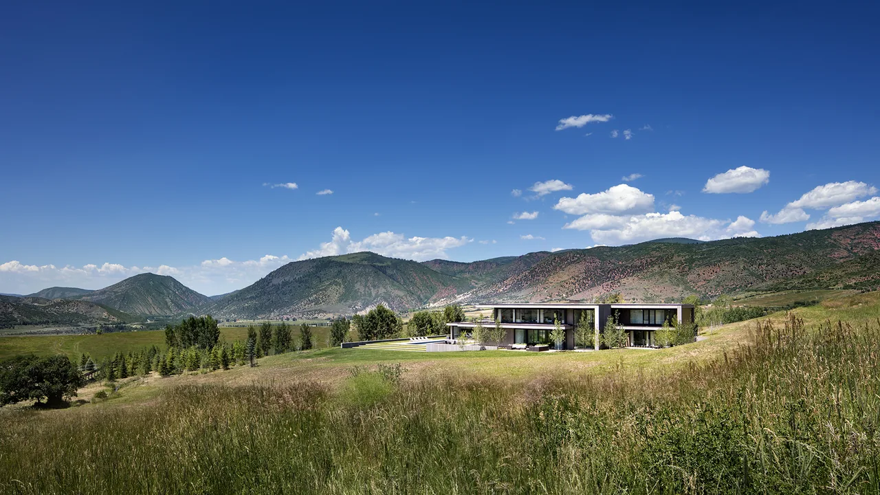 Mountain Modern by Robbins Architecture is a contemporary home nestled in a spacious mountain setting.