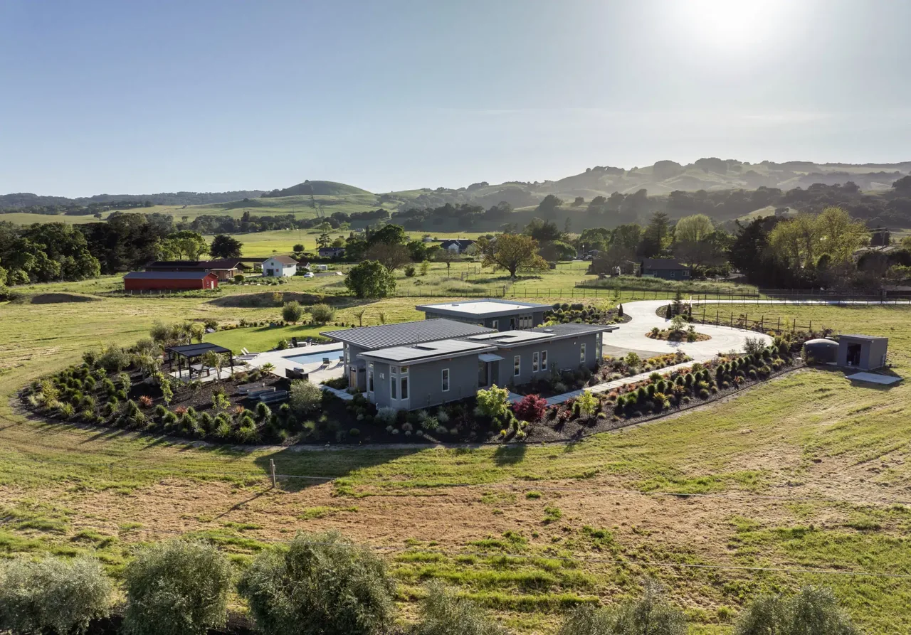 Single-story modern house with flat roofs located on a landscaped rural site in Sonoma, CA.