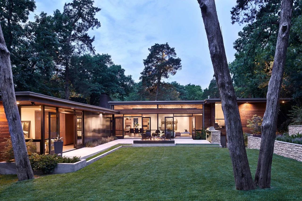 The Kessler project by RGD+B in Dallas features a modern single-story design with extensive glazing and landscaped yard.