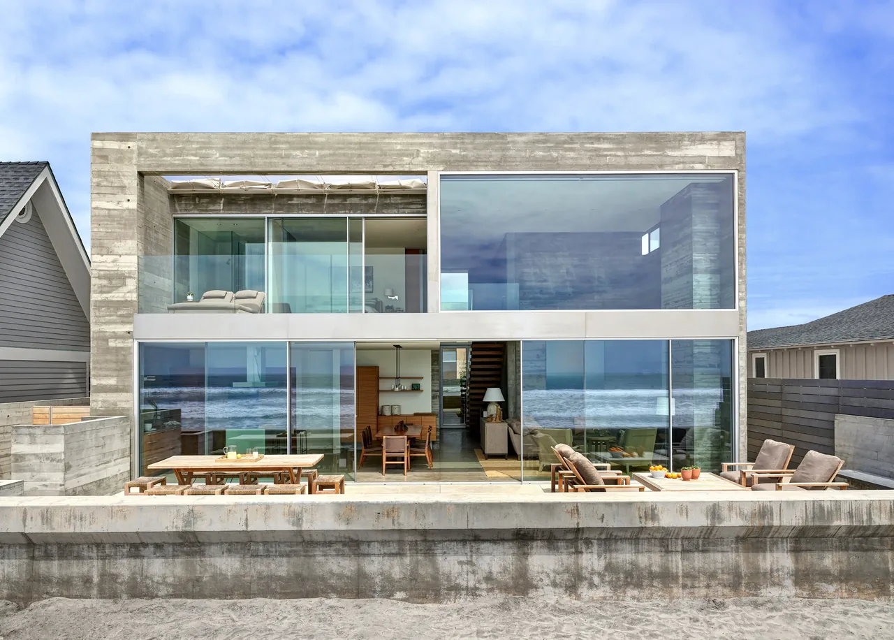 The Levine House by Batter Kay Associates features concrete construction with floor-to-ceiling glazing facing the ocean.