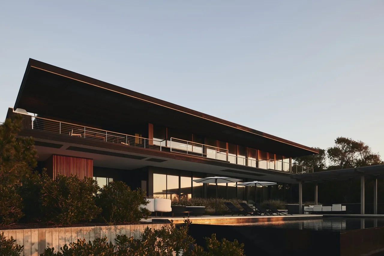 Ocean Bluff project shows a modern beachfront home by Stelle Architects in New York with horizontal emphasis and floor-to-ceiling glass.