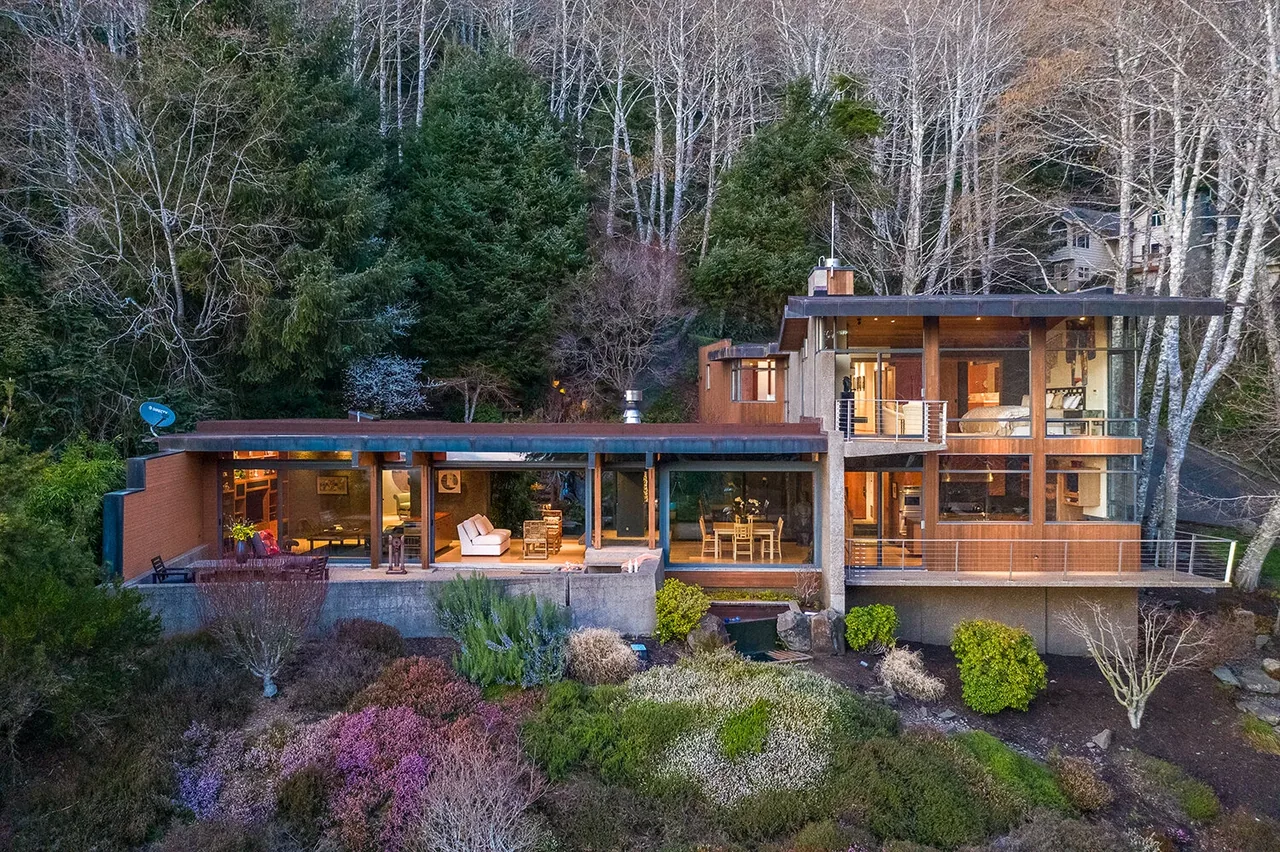 HORIZON HILL HOUSE by Studio of Environmental Architecture features expansive glazing and balconies integrated with forest surroundings.