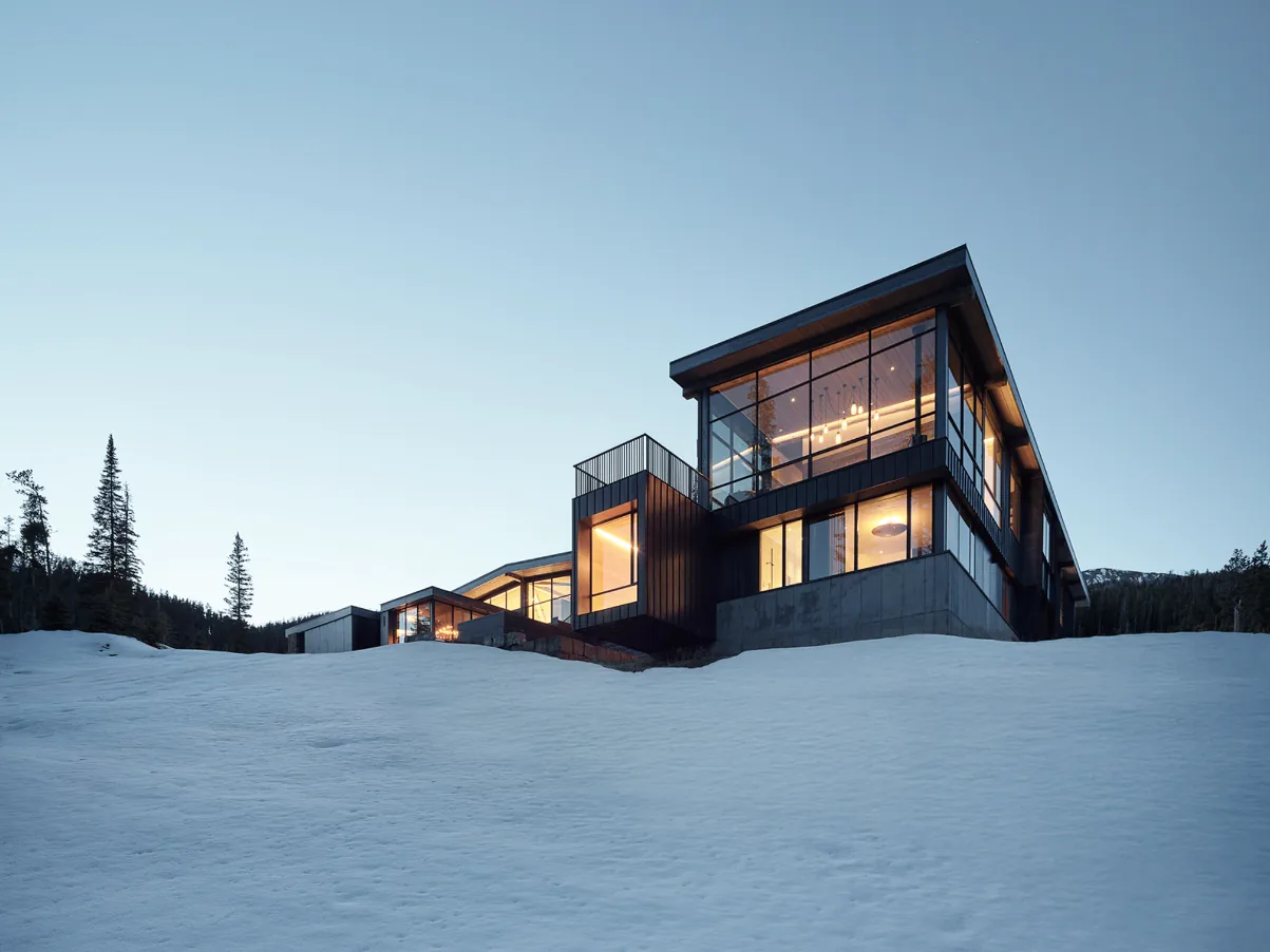 YELLOWSTONE modern house with floor-to-ceiling glazing and flat roof, designed by John Maniscalco Architecture.
