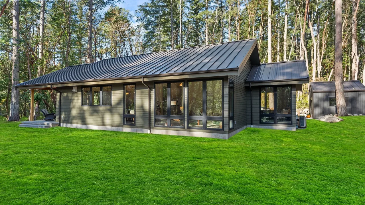 Home by H2D architecture + design